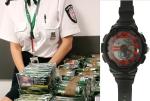Na zdjęciu funkcjonariuszka Krajowej Administracji Skarbowej przy przechwyconych towarach z Chin (zegarki, papierosy, urządzenia GPS).  Z prawej strony zdjęcie zegarka z przemytu (czarny kolor z czerwonymi wstawkami).
