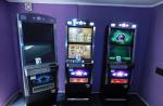 Zdjęcie przedstawia trzy nielegalne automaty do gier hazardowych.