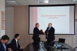 Zdjęcie przedstawia jak Dyrektor Izby Administracji Skarbowej  podpisuje z Wojewodą pomorskim  umowę użyczenia dwóch mobilnych skanerów.