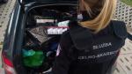 Zdjęcie przedstawia papierosy z przemytu znalezione w samochodzie przez funkcjonariuszy Celno-Skarbowych