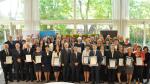Wspólne zdjęcie Ministra M. Banasia z wszystkimi wyróżnionymi na sali konferencyjne.Wszyscy trzymają przed sobą dyplomy.
