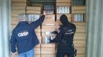Funkcjonariusze KAS i CBŚP w kontenerze z papierosami