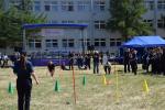 Młodzież uczestnicząca w konkurencjach sportowych. Plac na terenie Komendy Wojewódzkiej Policji.