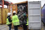 Zdjęcie przedstawia funkcjonariuszy celno-skarbowych, którzy otworzyli kontener ze śmieciami.