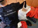 Funkcjonariusz pomorskiej KAS przy podrobionych towarach (torebki, kurtki, buty)