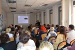 Zastępca Naczelnika Urzędu Skarbowego w Chojnicach przedstawia prezentację dotyczącą zmian w podatkach. Sala konferencyjna Powiatowego Urzędu Pracy.