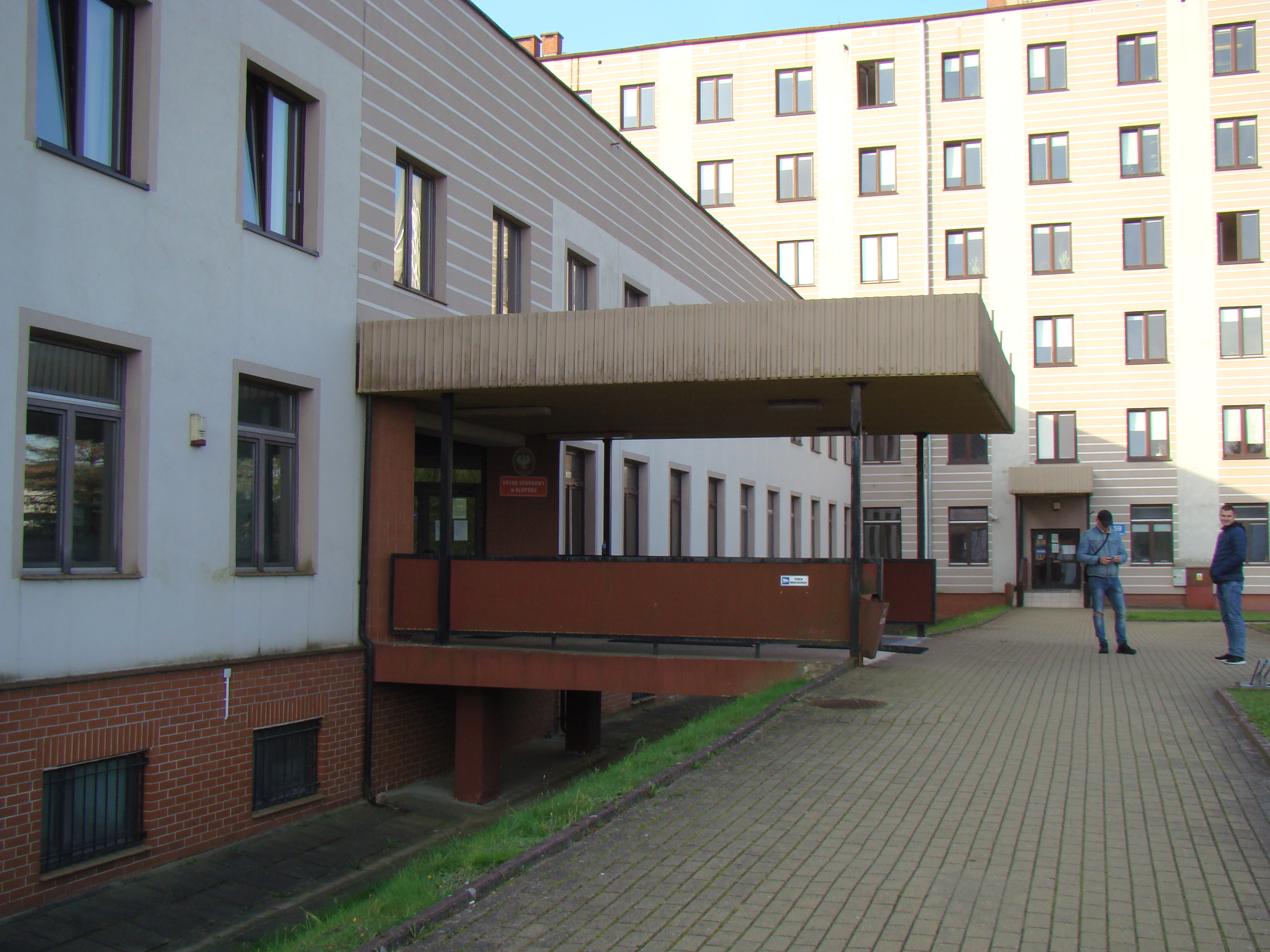 Wejście do budynku, w którym znajduje się siedziba Urzędu Skarbowego w Słupsku