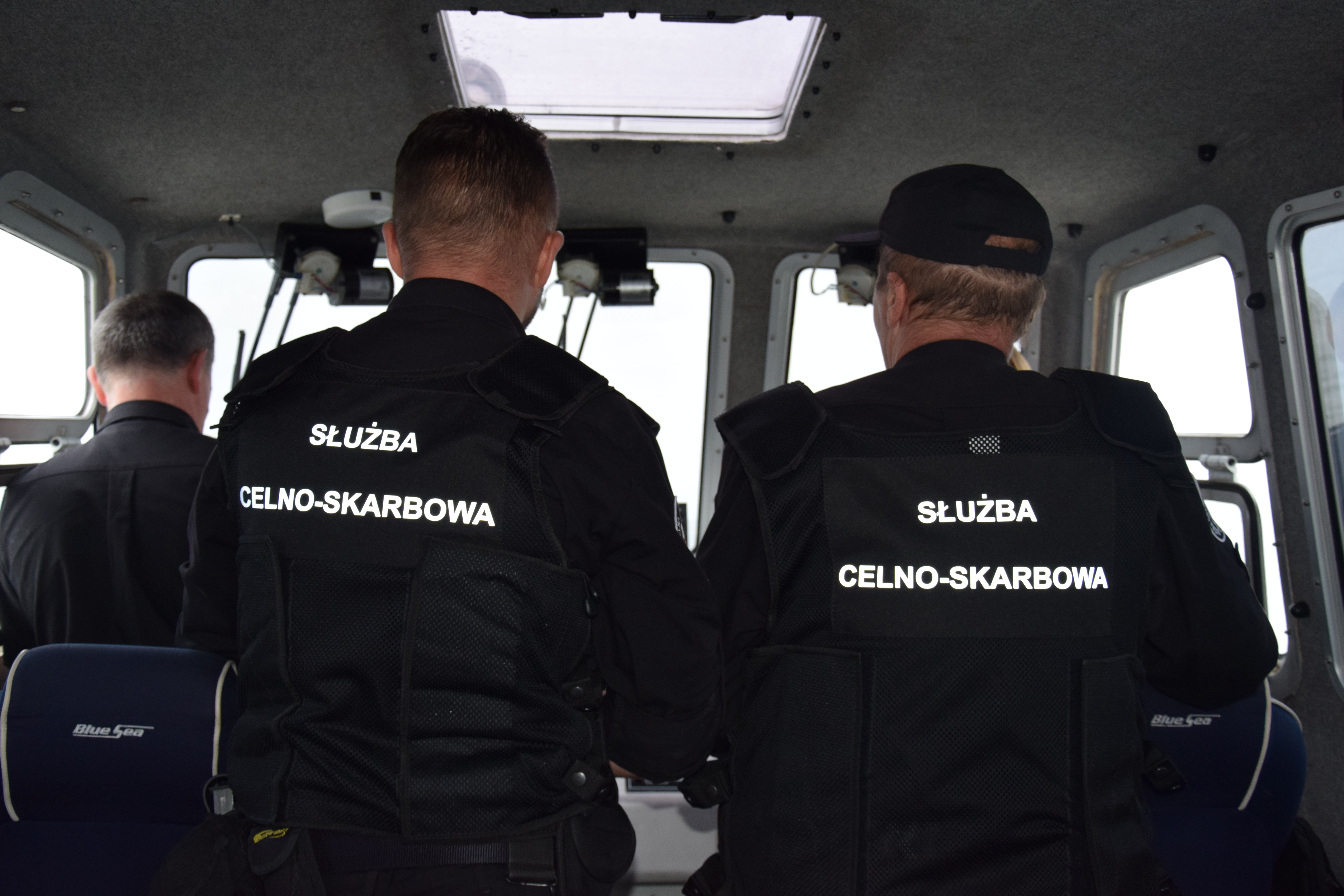 Funkcjonariusze na łodzi patrolującej wody Zalewu Wiślanego