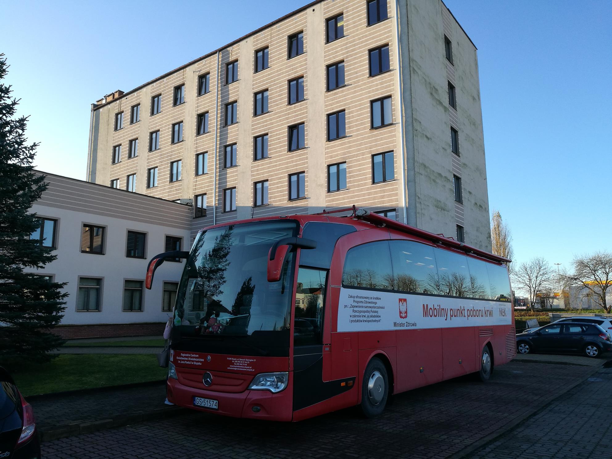 Mobilny punkt poboru krwi stoi przed budynkiem Urzędu Skarbowego w Słupsku