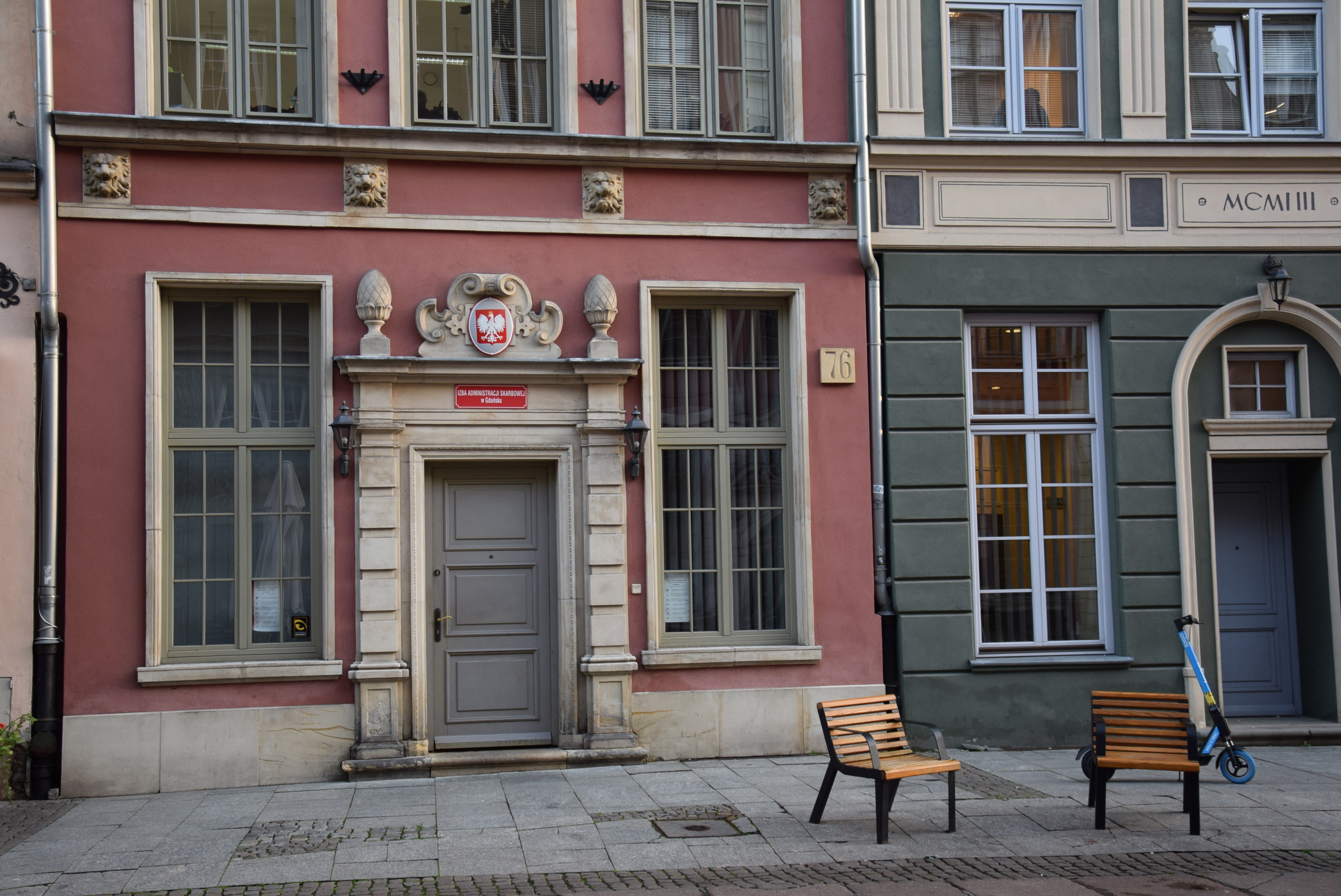 Budynek z czerwonej cegły, w którym mieści się siedziba Izby Administracji Skarbowej w Gdańsku