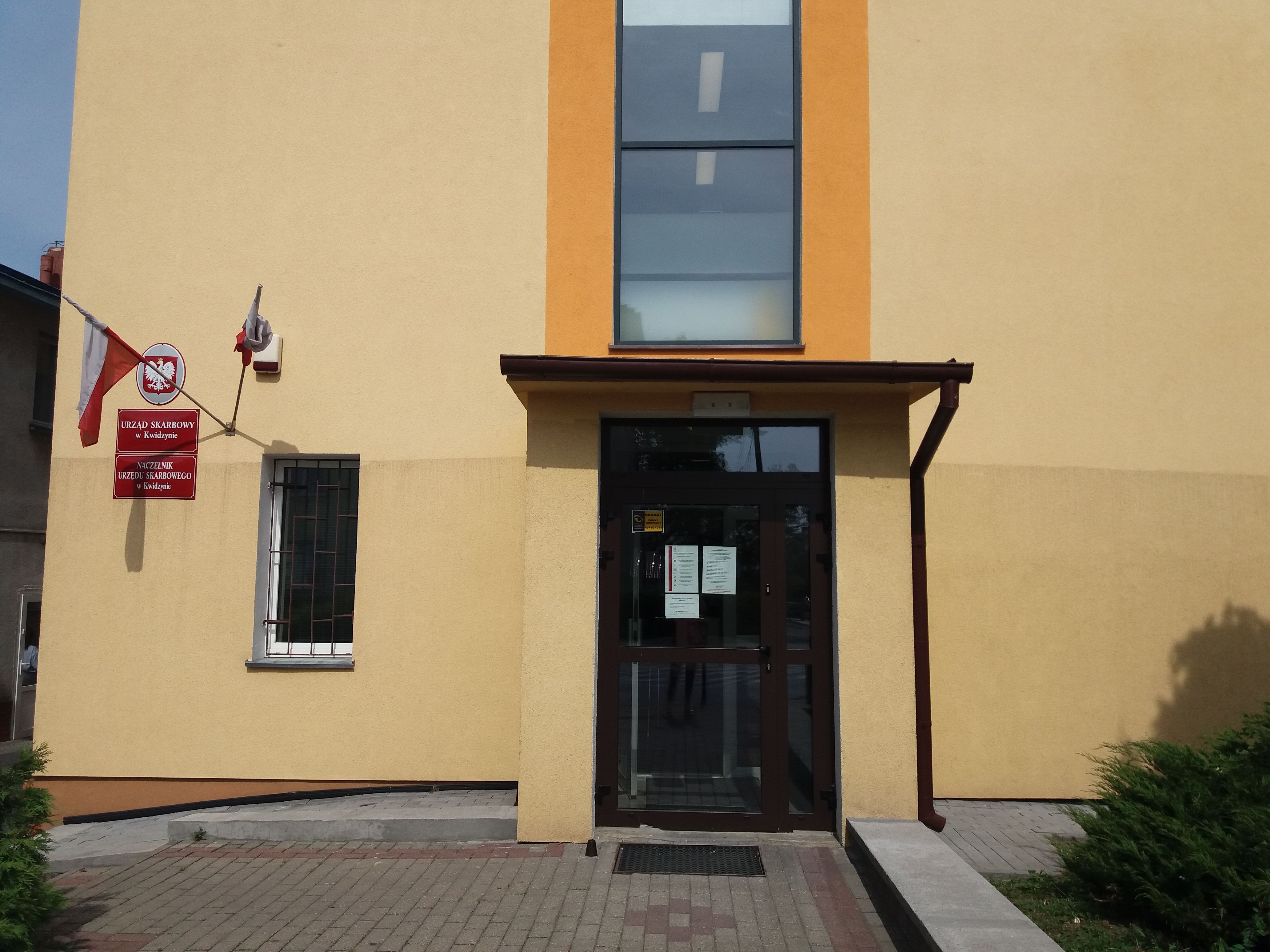 Budynek o jasnej elewacji, w którym znajduje się siedziba Urzędu Skarbowego w Kwidzynie