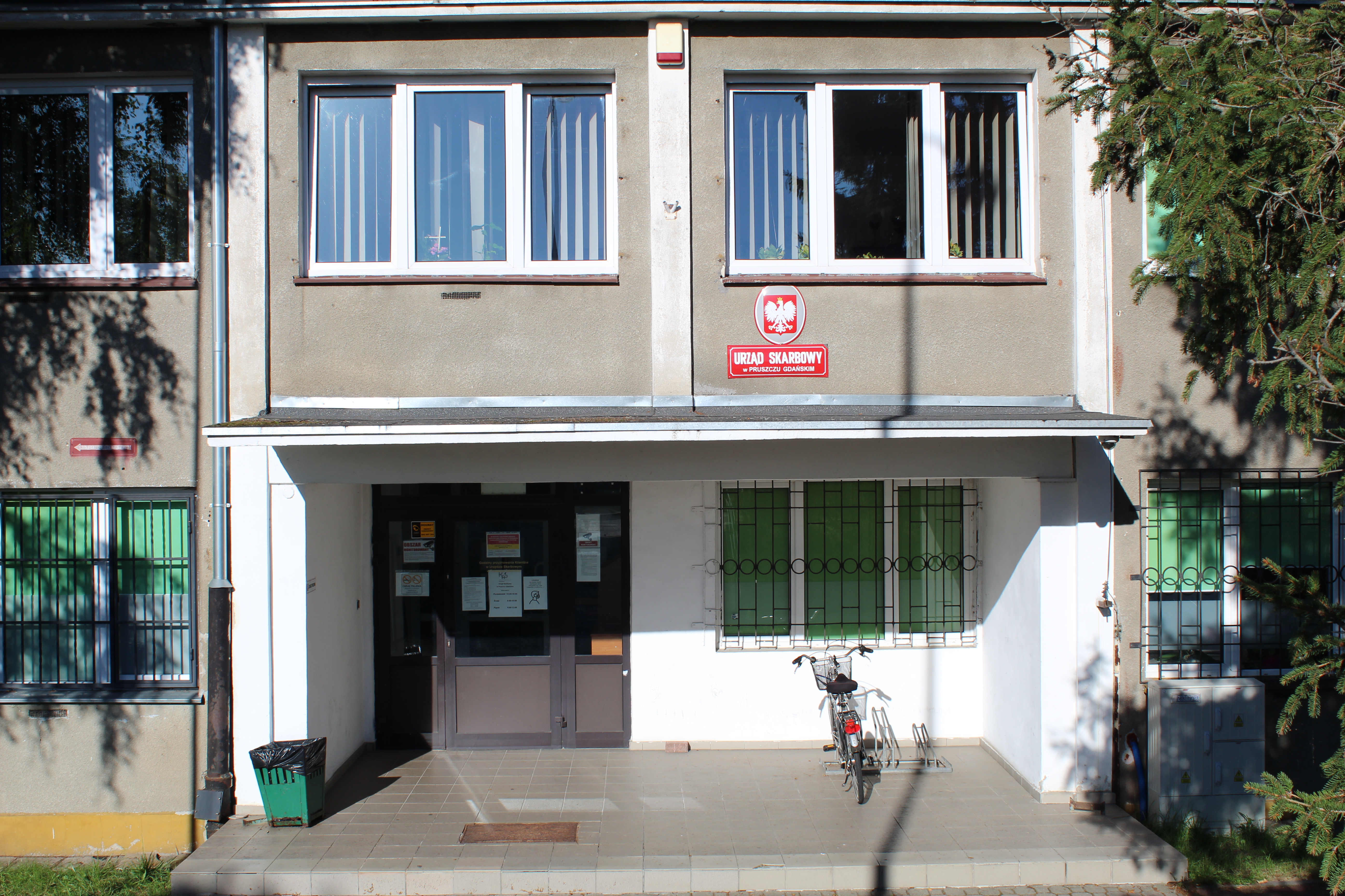 Wejście do budynku, w którym znajduje się siedziba Urzędu Skarbowego w Pruszczu Gdańskim