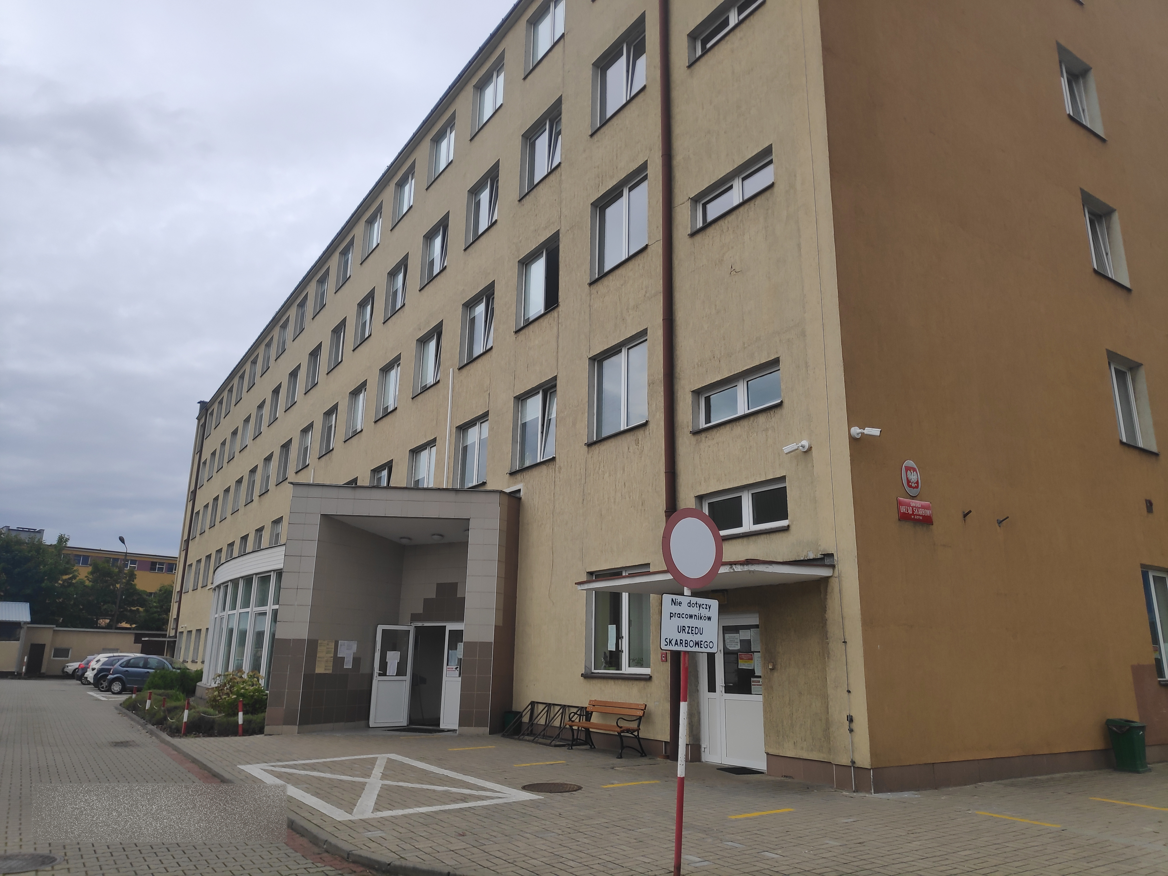 Czteropiętrowy budynek, w którym mieści się siedziba Drugiego Urzędu Skarbowego w Gdyni