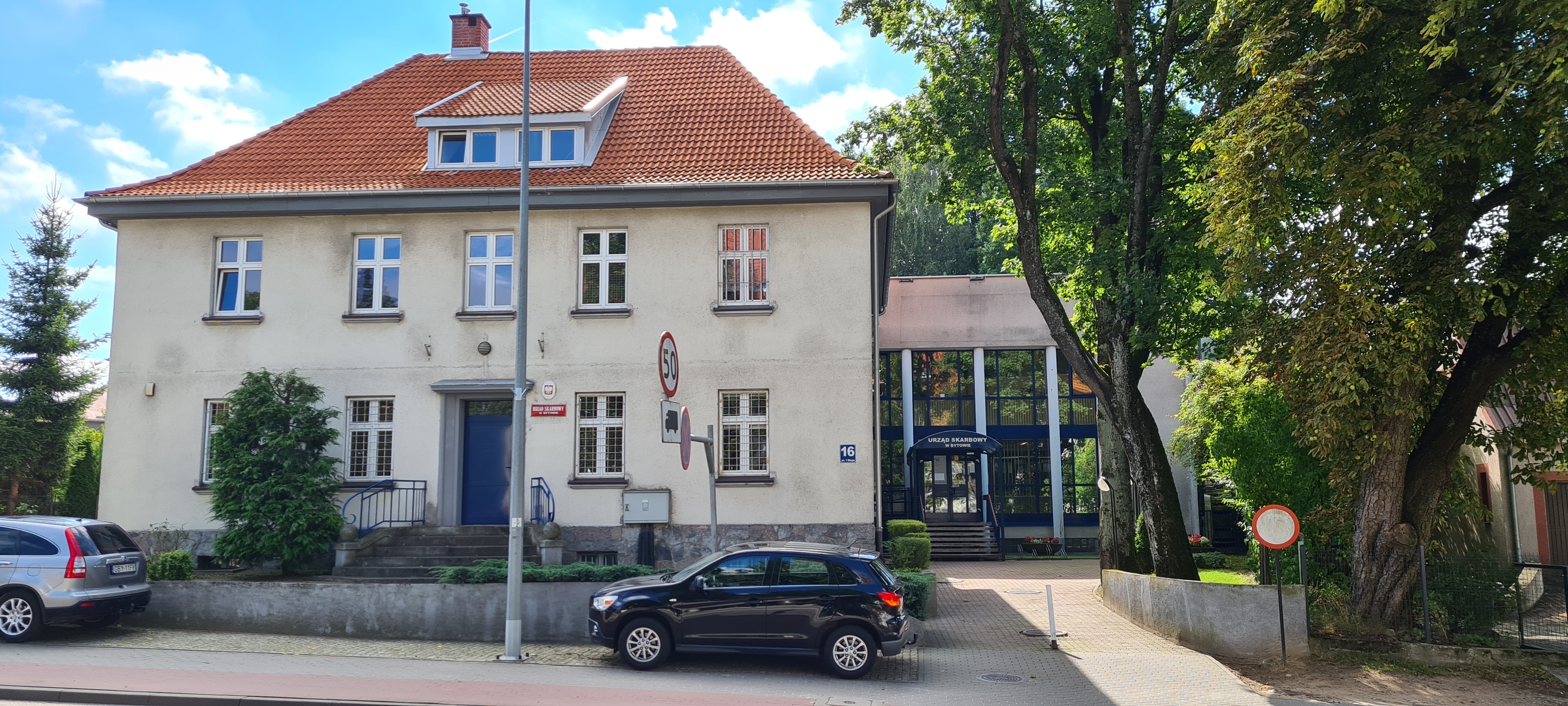 Budynek o jasnej elewacji z czerwonym dachem, w którym znajduje się siedziba Urzędu Skarbowego w Bytowie