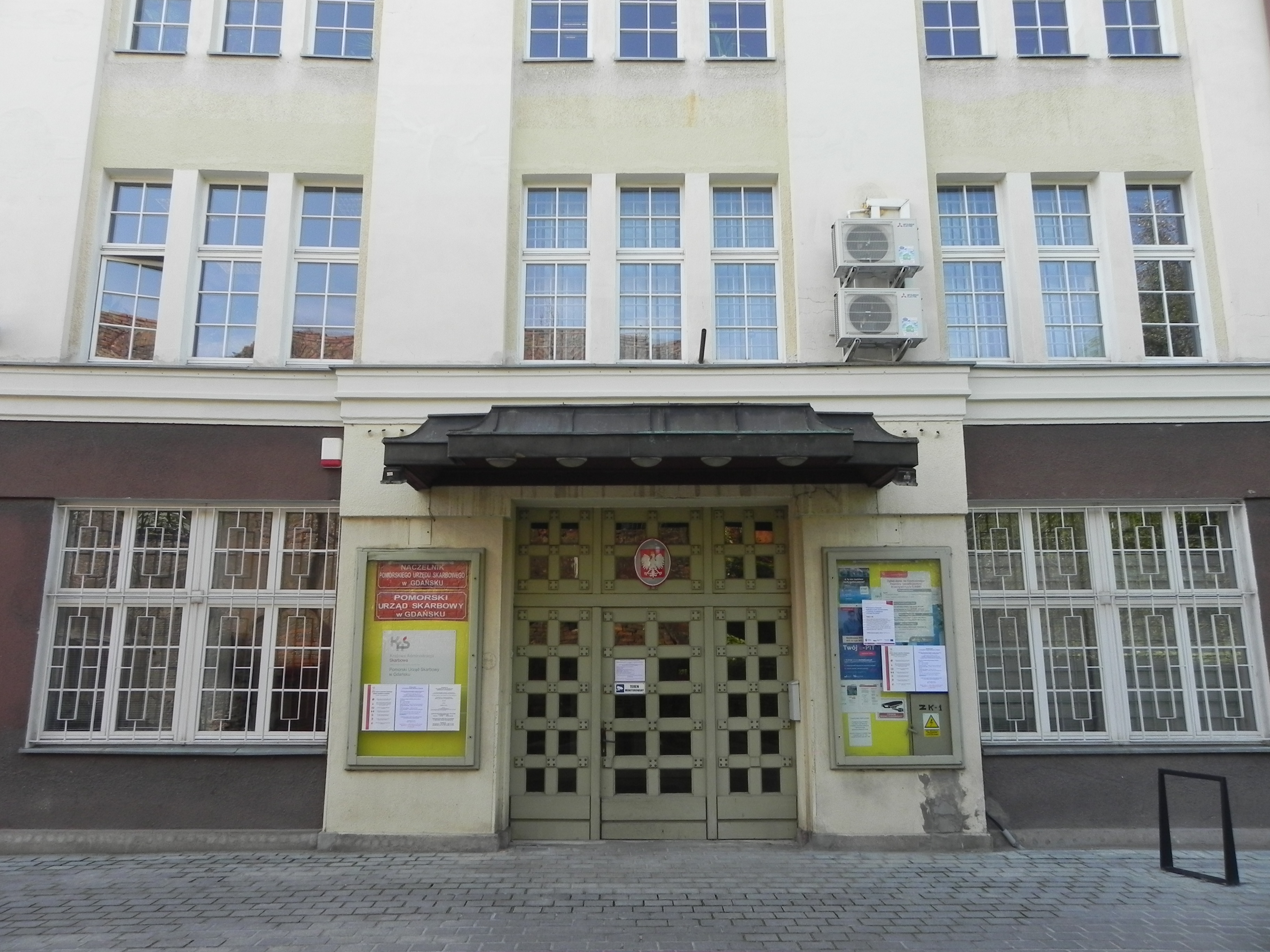 Wejście do budynku, w którym znajduje się siedziba Pomorskiego Urzędu Skarbowego w Gdańsku