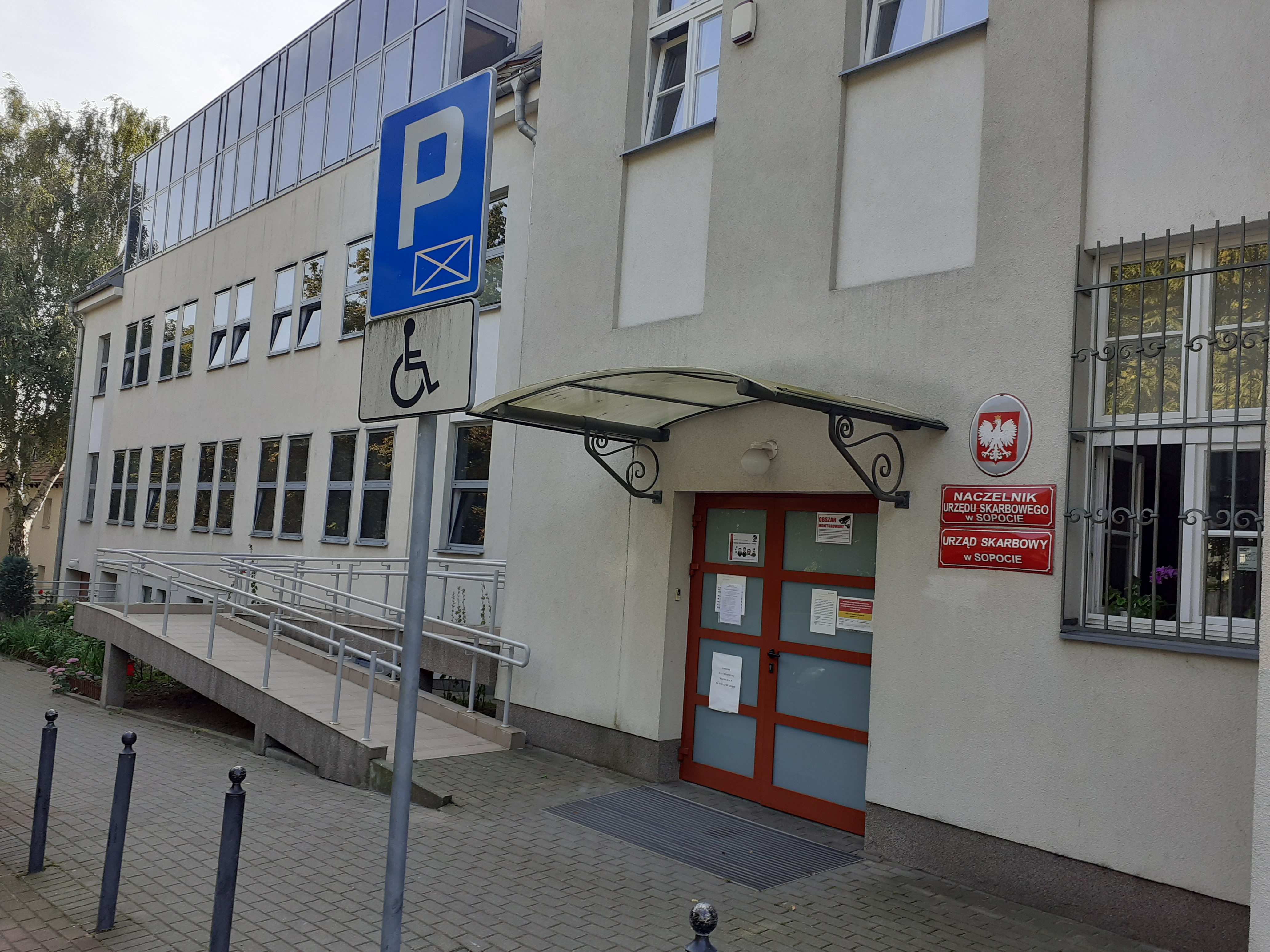 Wejście do budynku, w którym znajduje się siedziba Urzędu Skarbowego w Sopocie