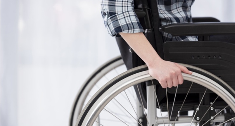 Ujęcie osoby siedzącej na wózku inwalidzkim. Licencja darmowa:designed by Freepick