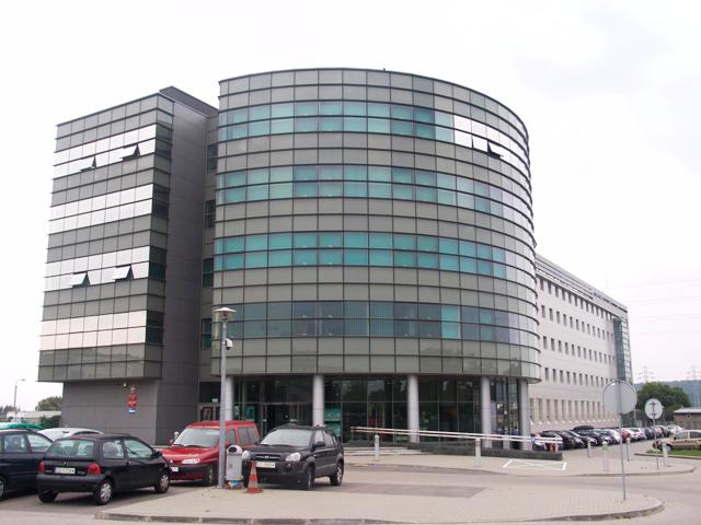 Półokrągły, oszklony wysoki budynek, w którym mieści się siedziba Pomorskiego Urzędu Celno-Skarbowego w Gdyni