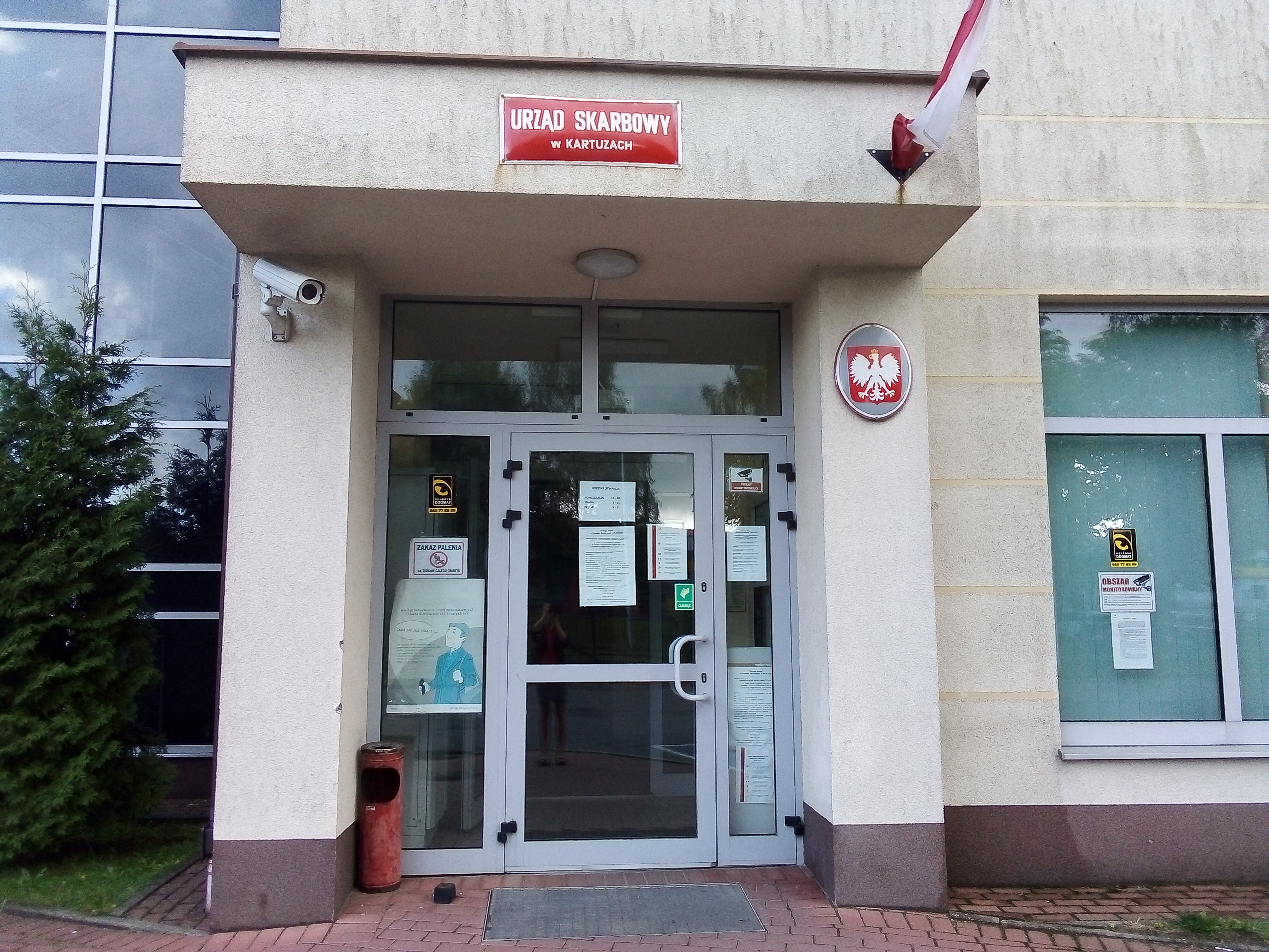 Wejście do budynku, w którym znajduje się siedziba Urzędu Skarbowego w Kartuzach