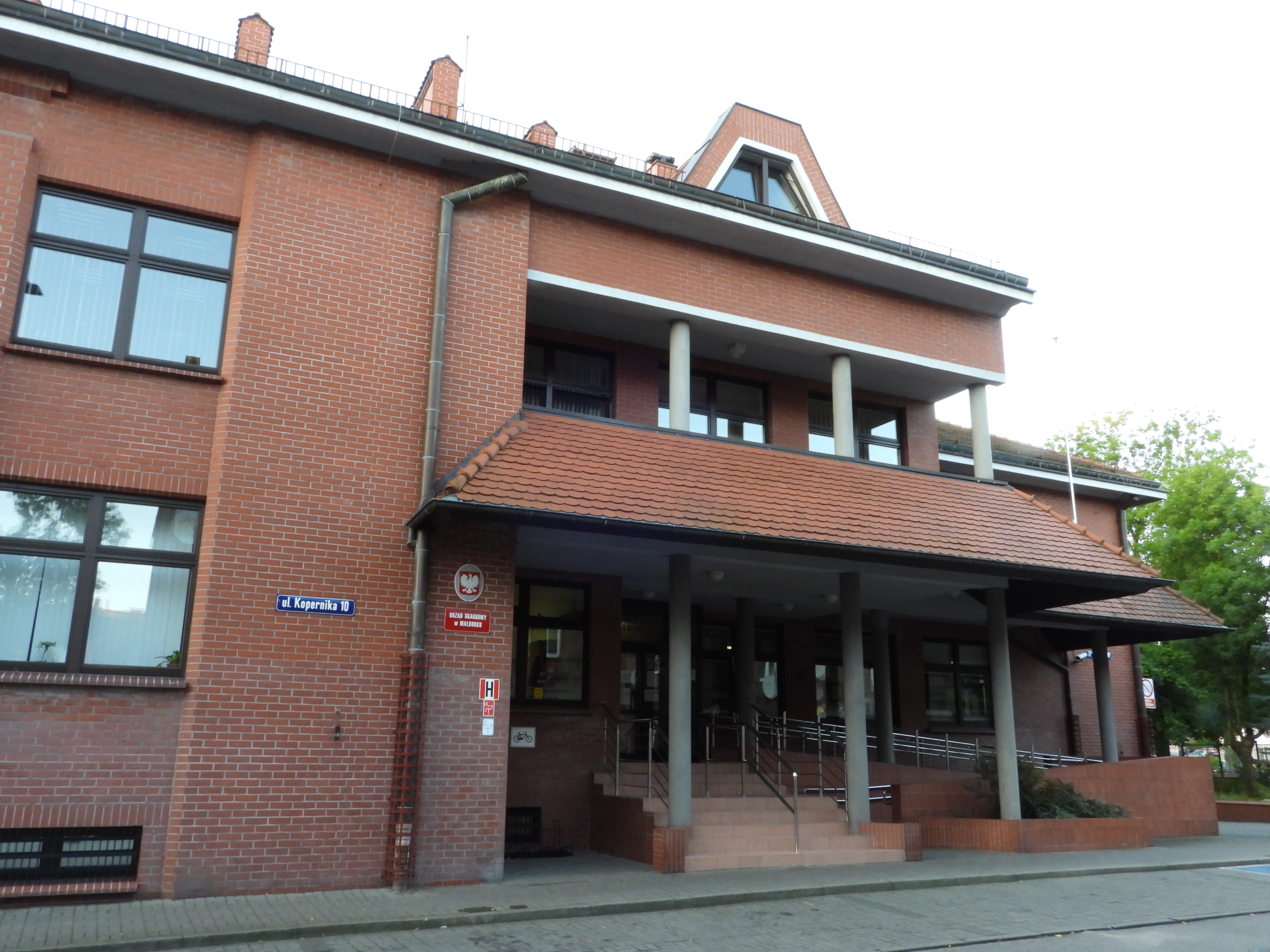 Budynek z czerwonej cegły, w którym mieści się siedziba Urzędu Skarbowego w Malborku