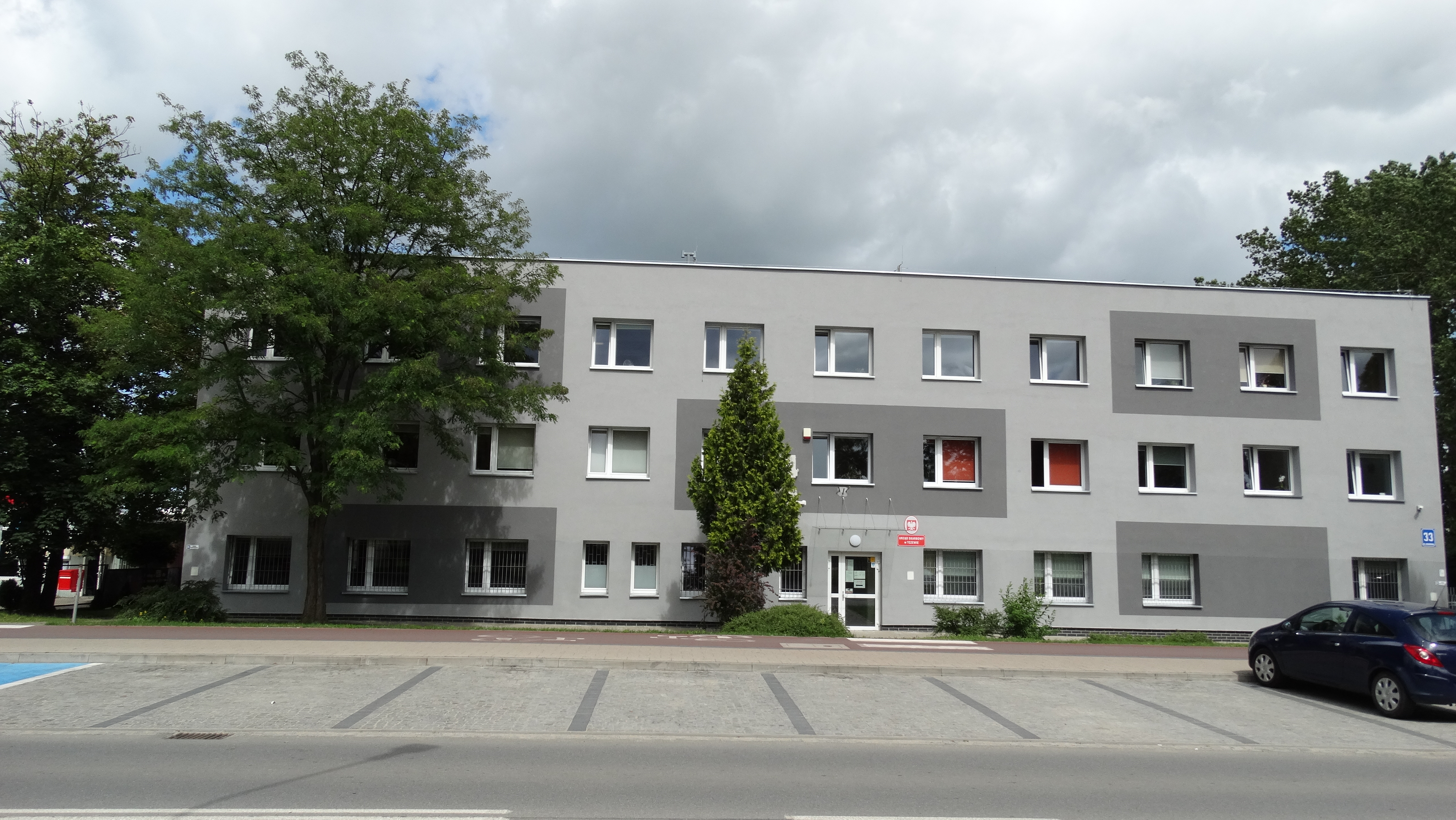 Dwupiętrowy budynek, w którym znajduje się siedziba Urzędu Skarbowego w Tczewie. Wokół drzewa
