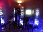 Ciemne pomieszczenie, w którym znajdują się automaty do gier hazardowych.