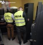 Funkcjonariusze Policji i Służby Celno-Skarbowej przy automatach do gier