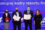  Minister Kościński i Minister Czarnek po podpisaniu listu intencyjnego na tle baneru MF i KAS 