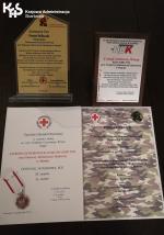 Wyróżnienia i dyplomy dla Honorowych Dawców Krwi. W lewym górnym rogu logo Krajowej Administracji Skarbowej.