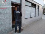 Funkcjonariusze Służby Celno-Skarbowej stoi przed wejściem do szarego budynku. W lewym górnym rogu logo Krajowej Administracji Skarbowej.
