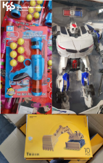 Zabawkowy robot, koparka i pistolet na kulki. W lewym górnym rogu logo KAS.