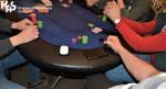Ręce i żetony na stole do pokera. W lewym górnym rogu logo KAS. 