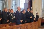 Dyrektor Izby Administracji Skarbowej w Gdańsku oraz zaproszeni goście stoją w ławkach w kościele.