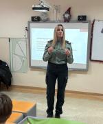 Sala szkolna. Funkcjonariuszka na lekcji o hazardzie.