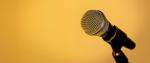 Na żółtym tle mikrofon.