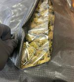 Podejrzana substancja w opakowaniu foliowym.