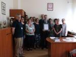 Zdjęcie przedstawia Naczelnika Urzędu Skarbowego z Kwidzyna z nagrodą, wraz z pracownikami, w gabinecie Naczelnika.