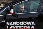 Pan Arkadiusz z Gostynina odbiera samochód wygrany w Narodowej Loterii Paragonowej