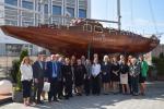 Wspólne zdjęcie wszystkich uczestników spotkania wraz z dyrekcją Izby Administracji Skarbowej w Gdańsku na tel drewnianej łodzi stojącej przed hotelem Gdańsk , w którym odbywała się konferencja.