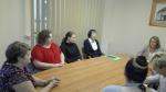 Dorośli uczniowie przy stole konferencyjnym w gabinecie Naczelnika Urzędu Skarbowego w Chojnicach.  Lekcja na temat postępowania egzekucyjnego w administracji.