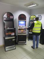 Funkcjonariusz Służby Celno-Skarbowej przy nielegalnych automatach do gier hazardowych.