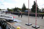 Umundurowane pododdziały oraz Orkiestra Reprezentacyjna Marynarki Wojennej ustawieni na placu przed okrętem ORP Błyskawica